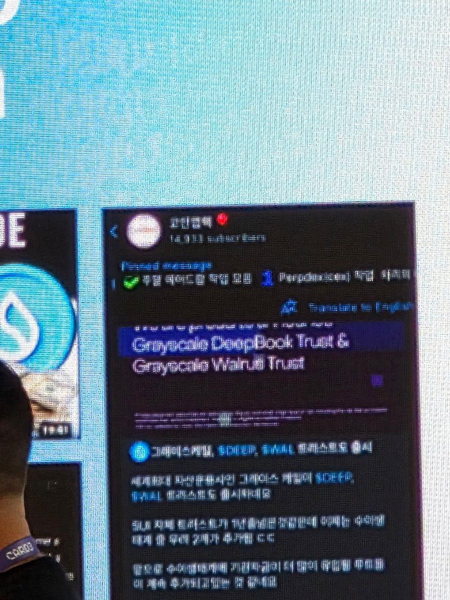 debuho1's tweet photo. Sui Basecamp 2일차 후기

'Sui is utility not commodities'

오늘 @EmanAbio 가 AMA 중 한 발언인데 매우 인상 깊었습니다. 
유틸리티 토큰 즉, 네트워크 안에서 거래 수수료 지불, 스토리지 펀드 예치, 검증자 보상, 거버넌스 참여 등 실제 사용 목적을 가진 토큰으로 SUI는 트랜잭션 수수료, 스토리지 비용, 검증자 스테이킹, 앱 사용료 지불 등 네트워크 기능 수행하고 있기에 스스로를 순수 투자 자산의 성격보단 네트워크의 가스 그리고 유틸리티로 정의한 모습입니다. 

Sui는 기술을 과시적으로 드러내기보다는, 겉으로는 눈에 띄지 않지만 깊이 들어가 보면 핵심에 자리 잡은 숨은 기술로서의 입지를 선호하는 듯합니다.

마치 스마트폰을 떠올리면 수많은 부품사와 기술이 집약되어 있음에도 우리는 그것을 단순히 삼성폰, 애플폰으로 인식하듯, Sui 또한 생태계 속에서 조용히, 그러나 본질적인 기술력으로 존재감을 발휘하는 것처럼요.

Path to internet-less
- SMS를 통한 텔레콤 인프라로 인터넷 없이 트랜잭션 발생 가능. 시연 영상이 있긴 한데 끊어서 찍어서 올리기 좀 그렇네요. 실제로 현장에선 사람들이 다 놀랐습니다.
- 해당 기술이 출시되면 전세계 웹2 사람들이 더 쉽고 편리하게 수이에 액세스 가능하다고 하는데 이 부분은 이해는 되지만 아직은.. 아직은 이르다는 생각을 하게 되었습니다. 

Deflationary design 
- SUI는 토크노믹스가 디플레이셔너리하게 설계 되었다고 합니다.  디플레이션은 기능이고 버그가 아니라고 하는데요, Sui는 총발행량 고정 + 스토리지 펀드 설계로 네트워크가 커질수록 유통량이 줄어드는 구조를 갖고 있습니다.
- @WalrusProtocol 에서 블롭 데이터를 저장할수록 더 많은 SUI가 스토리지 펀드에 잠기며, 자연스러운 디플레이션 압력이 강화된다고 하는데 그렇기에 Walrus의 앞으로 방향이 매우 중요해보였습니다. 이 부분에 대해서 추후에 다루도록 할게요!
- 그동안 2M개의 SUI가 이미 소각 및 동결로 실제 유통량에서 제거되었고 앞으로 더 많은 이용자로 트잭이 더 많아짐에 따라 유통량이 적어지며 결국 토큰가치는 우상향할 것이라고 합니다.

결국, 크게보면 웹2 매스어댑션 → SUI 수요 증가 → SUI 가치 우상향 이라고 볼 수 있습니다!

추가로 강연중에 코인맵핵 채널 대형 스크린에 등장해서 흠칫함

 #SuiRL #SUI @SuiNetwork @SuiNetworkKR 
@web3crusadr @RJ_Simmonds @kostascrypto
