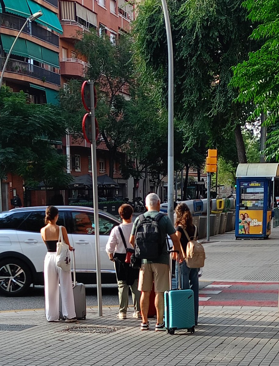 Sant Andreu, lluny de "punts d'atracció turística" ha començat a omplir-se d'habitatges okupats per turistes que fan imposible l'accés al l'habitatge a veïnes.

Us imagineu si ampliem l'aeroport i amb connexió directa via la Metro  L9 i el Ferrocarril de #SantAndreu?

📸Avui