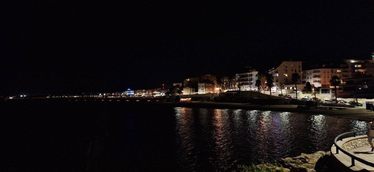 ¿Cuál es el camino cuando no lo ves?
Todo pesa, agota y es frío.
¿Donde estás ternura?
¿Donde las caricias?
¿Donde los "te quiero"?
Gritar soledad rodeado de gentío.
No te escuchan.
¿Para qué?
No les sirves.
Amor agarrotado morirá por el vacío y el sinsentido.
Noche.
#Microcuento