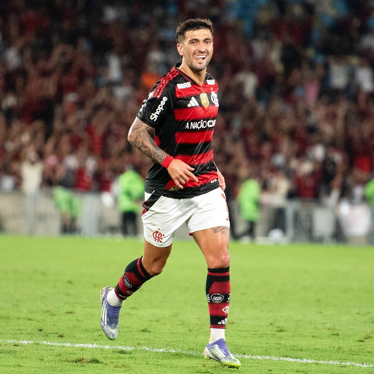 Delmiro Junior (@delmirojunior) on Twitter photo 🧙♂️ Comemoração do <a href="/GiorgiandeA/">GiorgiandeArrascaeta</a> no <a href="/maracana/">Maracanã</a> Recordista de assistências na história do Brasileirão!
<a href="/Flamengo/">Flamengo</a> 8x0 <a href="/ECVitoria/">EC Vitória</a> no <a href="/Brasileirao/">Brasileirão Betano</a>
A maior goleada do brasileiro desde 1984.
📷 <a href="/delmirojunior/">Delmiro Junior</a>
#flamengo #maiordomundo #brasileirão #arrascaeta #flaxvit #vitória 🧙♂️ Comemoração do <a href="/GiorgiandeA/">GiorgiandeArrascaeta</a> no <a href="/maracana/">Maracanã</a> Recordista de assistências na história do Brasileirão!
<a href="/Flamengo/">Flamengo</a> 8x0 <a href="/ECVitoria/">EC Vitória</a> no <a href="/Brasileirao/">Brasileirão Betano</a>
A maior goleada do brasileiro desde 1984.
📷 <a href="/delmirojunior/">Delmiro Junior</a>
#flamengo #maiordomundo #brasileirão #arrascaeta #flaxvit #vitória