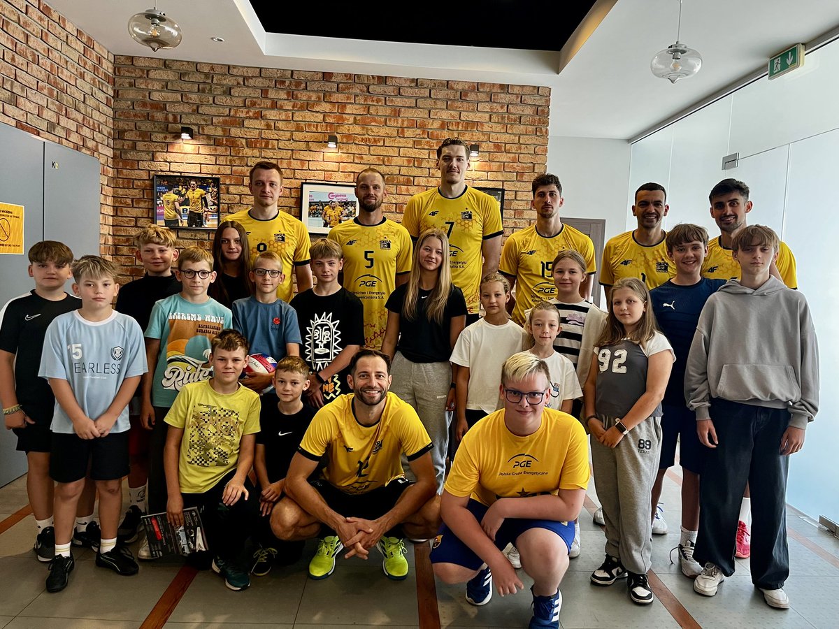 Ależ to był dzień! 🔥
Wakacje się konczą, więc miły siatkarski akcent w żółto-czarnych barwach trochę umilił wyszukiwanie na pierwsze dni szkoły!
Nasi uczestnicy poznali klub, drużynę, sztab szkoleniowy i spędzili super czas w naszej hali💛🖤
Niespodzianek nie brakowało! 
To,
