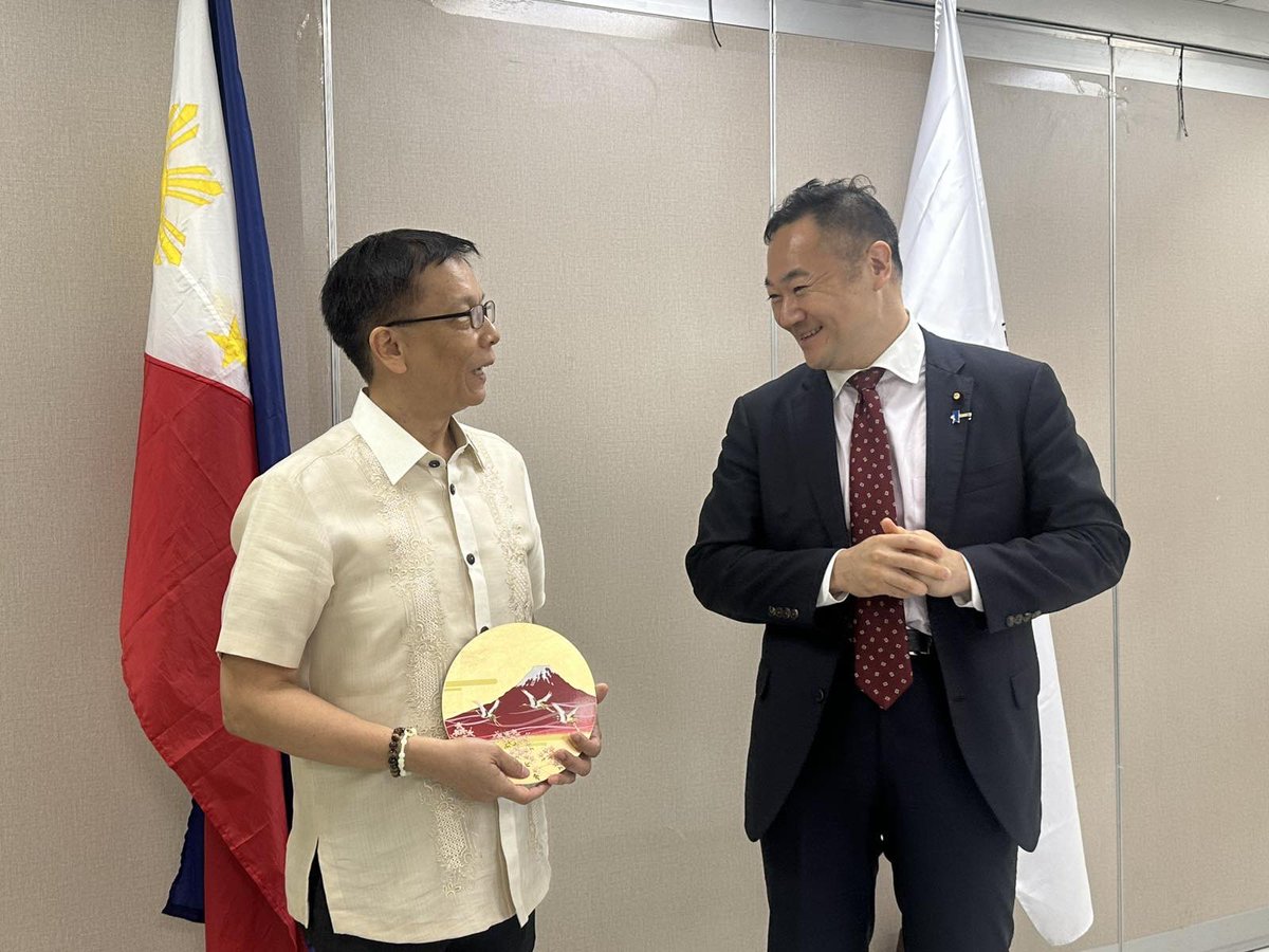 AmbJPNinPH's tweet image. 🇯🇵Justice Minister SUZUKI Keisuke had productive meetings with🇵🇭Secretaries DOJ @BoyingRemulla31 &amp;amp;DMW @HansLeoCacdac. As #PartnersInProgress, we look forward to forging stronger judicial cooperation, greater protection for overseas workers &amp;amp; more opportunities for🇵🇭🇯🇵friendship🤝