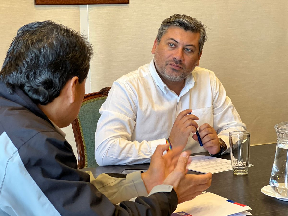 Delegado presidencial regional (s), Pedro Medalla, recibe saludo protocolar de Maximiliano Proaño, subsecretario de Medio Ambiente, quien además comenta la agenda que cumplirá en la región. #Iquique #AltoHospicio #Tamarugal