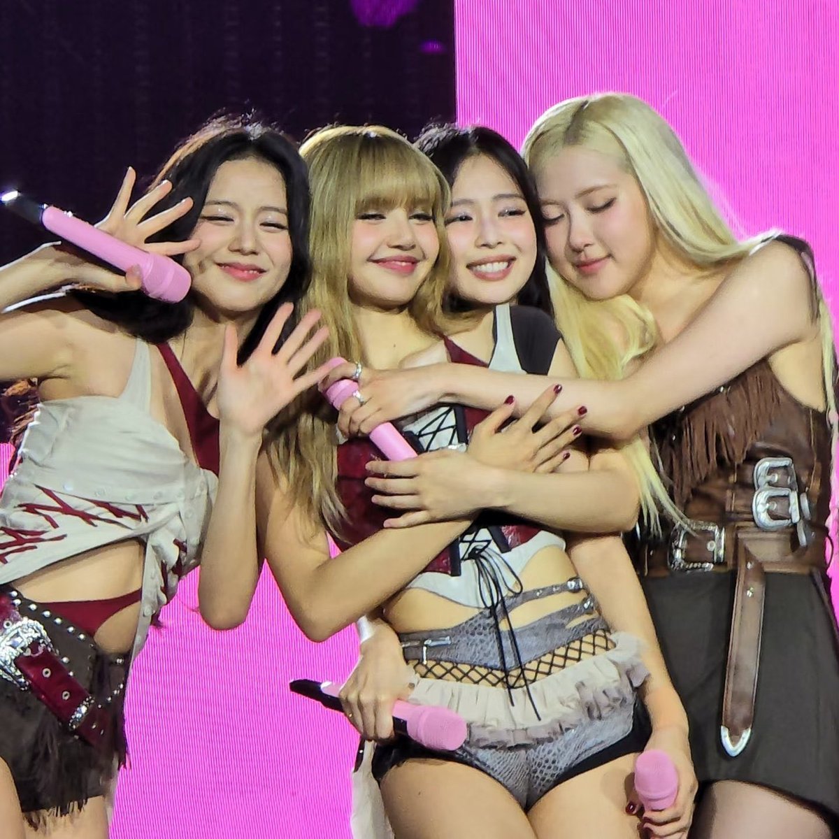 lisademanoban's tweet photo. miss you girls https://t.co/88qHGwVEJ7