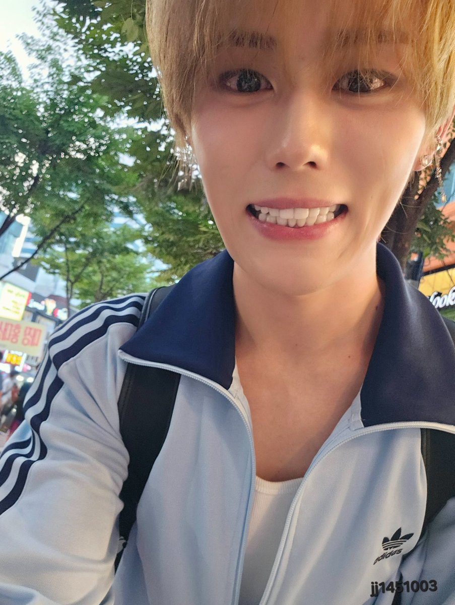 Hanwen taking selcas on fans phones 😭

#후한원 #胡瀚文 #ハンウェン #보이즈2플래닛 #BOYS2PLANET #HUHANWEN