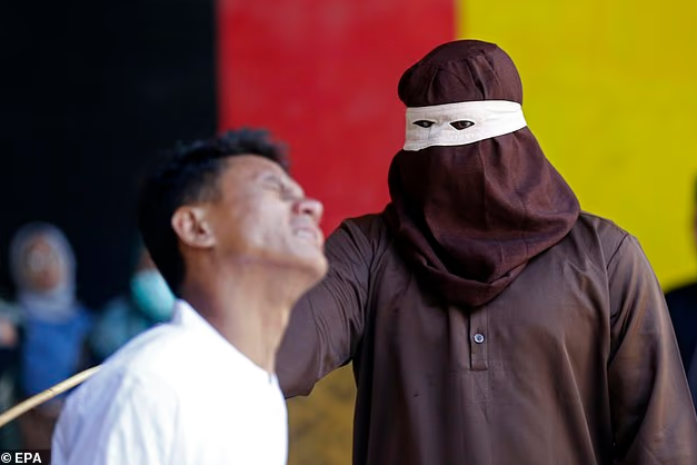 OmgVoiceGh's tweet photo. 2 men publicly flogged 76 times in Indonesia after being found guilty of gay sex 🏳️‍🌈 https://t.co/oH4OHgaOiw