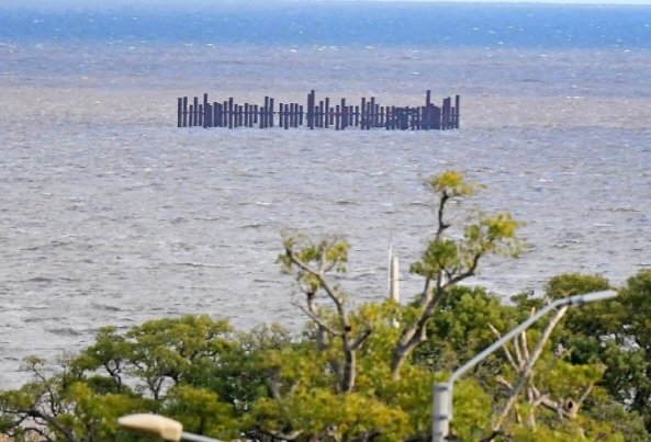 Ayer Orsi habló sobre la posibilidad de que Uruguay participe de la logística de la exportación de gas de Argentina a Brasil : "Es parte de los sueños que tenemos pendientes".

Déjense de soñar con el 
gas y empiecen por sacar estos pilotes que nos costaron U$S 200 palos !!