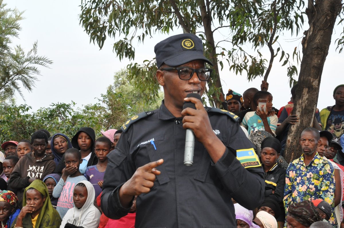 Kamonyi's tweet photo. Umuyobozi @Rwandapolice mu Karere asabye abatuye i Nyarubaka gukomeza ubufatanye mu gucunga umutekano no gukumira ibyaha bitaraba. Mu gihe tugiye kwinjira mu gihe cy'imvura, yibukije abaturage kuzirika neza ibisenge by'inzu bityo bagakumira ibiza byaterwa n'imvura @RwandaLocalGov https://t.co/IfXIC4ZaBF