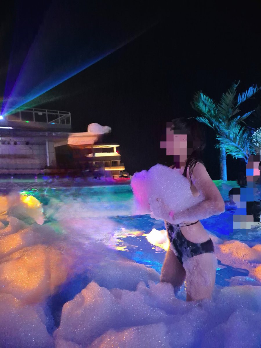 비글이 이번 여름은 모노키니😍😍
거품으로 가려버리기😆

세상 핫했던 호캉스 비글이랑 호캉스가실 오빠야~?❤️ 
bsky.app/profile/bb21be…