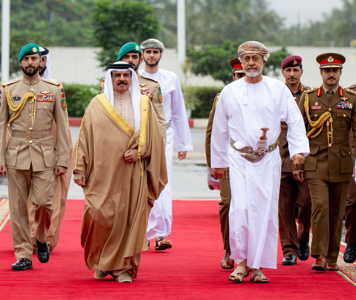 حللتم أهلاً ووطئتم سهلاً، وعُمان ترحب بكم دائماً 🇴🇲🇧🇭

جاءت زيارة جلالة الملك حمد بن عيسى آل خليفة لتعمق أواصر الأخوة وتعزز مسيرة العلاقات التاريخية الراسخة بين سلطنة عُمان ومملكة البحرين.

نسأل الله أن يديم على بلدينا الأمن والازدهار، وعلى قيادتينا التوفيق والسداد.