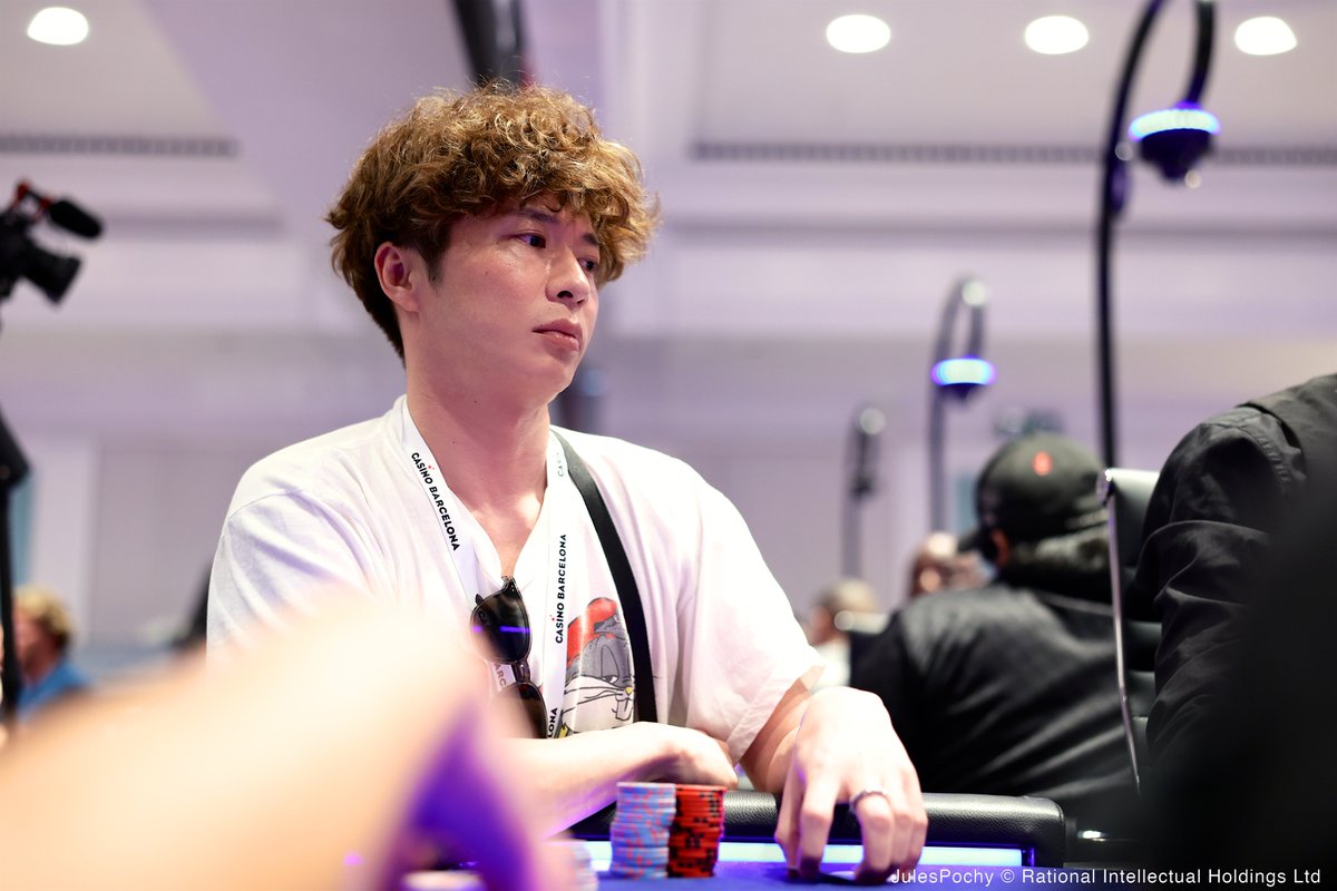 PokerMedia_L3's tweet photo. 【速報】€5,300 EPT Main Event Day2 🔥

世界最大級の舞台に挑む日本勢がDay2で奮闘中🇯🇵✨

優勝賞金は驚異の約2.4億円(€1,428,000)💰
現在残り380人、303位からインプライズ‼️

🎯注目プレイヤー🎯
🌟ナーツゴンニャー中井 / Ryuta Nakai(@nekuromanshii)さん
全体10位 358,000 / 約143BB

🌟じぇいそる / Takashi Yagura(@jaysol_brothers)さん
全体216位 123,000 / 約49BB

🌟田中圭 / Kei Tanaka さん
全体270位 88,000 / 約35BB

“2億超えの頂点”を目指し、まずはインマネ突破なるか──注目です🔥

#EPTBarcelona #EPT2025 #ポーカー