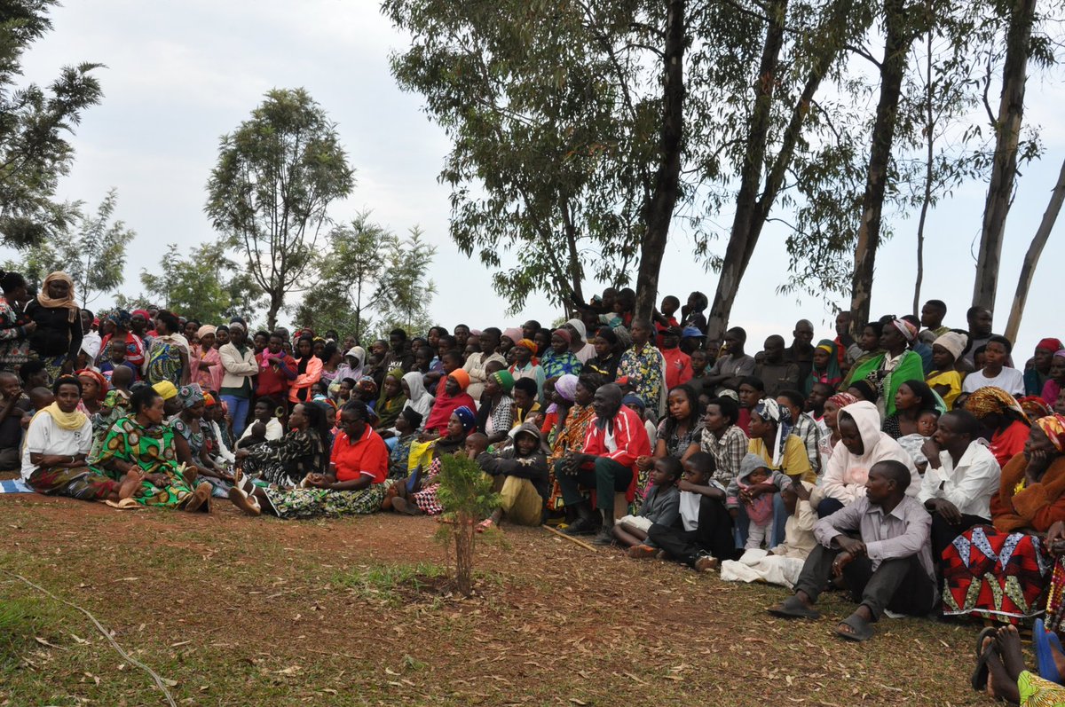 Kamonyi's tweet photo. Umuyobozi w’Akarere @SylvereDr asabye abatuye i Nyagishubi kwitegura neza igihembwe cy'ihinga hakiri kandi ubutaka bwose bugahingwa. Yibukije ababyeyi kwitegura neza itangira ry'amashuri, anabashimiye uruhare rwabo mu bikorwa bizamura iterambere n’imibereho myiza @RwandaLocalGov https://t.co/cEEUtx0ii6
