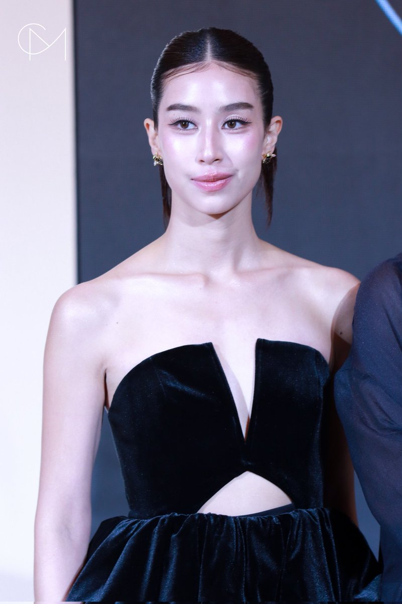 CM2Connect's tweet photo. “มิ้นต์ ชาลิดา” ตัวแทนจากแบรนด์ CLARINS รับรางวัล Top 3 Skincare SERUM ในงาน “Central Beauty Awards 2025” 

#mintchalida #มิ้นต์ชาลิดา
#CentralBeautyAwards2025  
#BeautyGalerie  
#CentralDepartmentStore https://t.co/aGG93FA64i