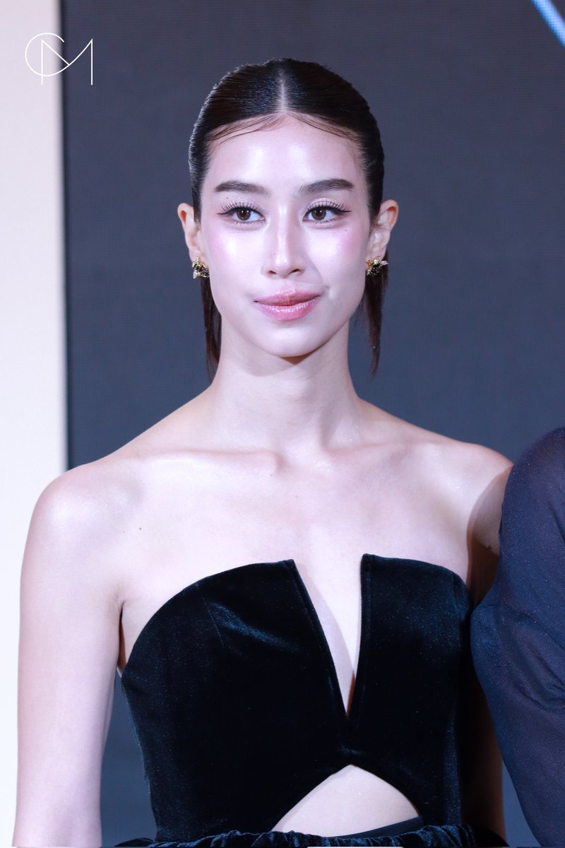 CM2Connect's tweet photo. “มิ้นต์ ชาลิดา” ตัวแทนจากแบรนด์ CLARINS รับรางวัล Top 3 Skincare SERUM ในงาน “Central Beauty Awards 2025” 

#mintchalida #มิ้นต์ชาลิดา
#CentralBeautyAwards2025  
#BeautyGalerie  
#CentralDepartmentStore https://t.co/aGG93FA64i