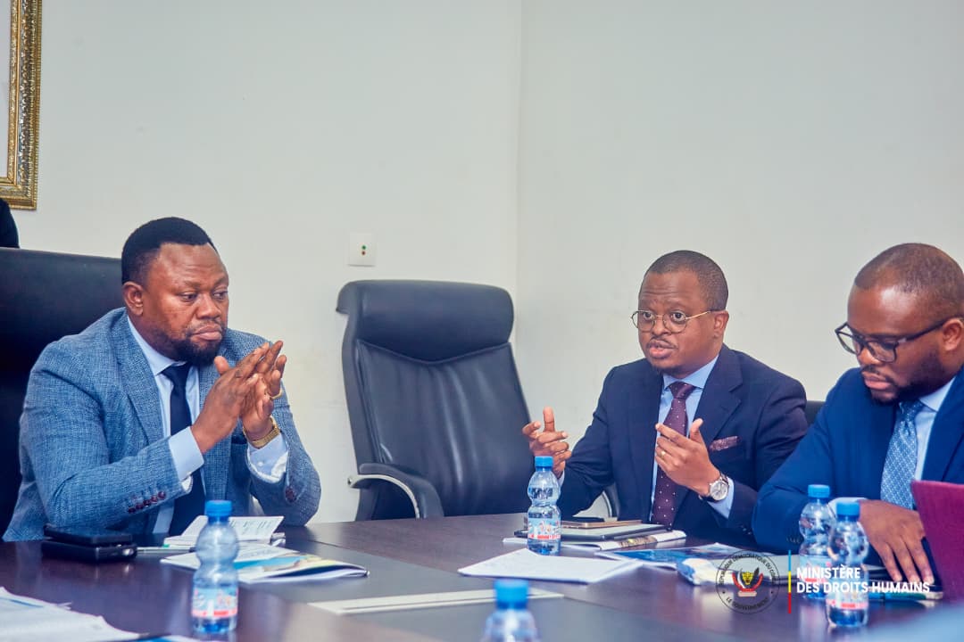 Kinshasa 26.08.25: le nouveau min. droits Humains <a href="/SamuelMbemba4/">Maître Samuel MBEMBA KABUYA TANDA</a>, a reçu le Dir. du <a href="/unjhro/">UN Human Rights DRC</a>. Étaient présents : le SG du ministère, des resp. du <a href="/FonarevRDC/">Fonarev RDC</a> &amp; de la CIA-VAR. Une séance qui a permis d passer en revue les defis &amp; priorités  pr la promotion et la protection des DH.