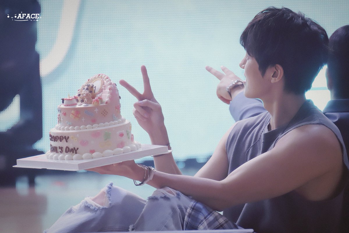 afacetoinfinite's tweet photo. 행복하세용!!!!🎂🎂

250824 

#성열이의_반짝일_서른네번째_여름
#Happy34thSungYeolDay
#인피니트 #이성열 #INFINITE https://t.co/Njpy5Pkuf4