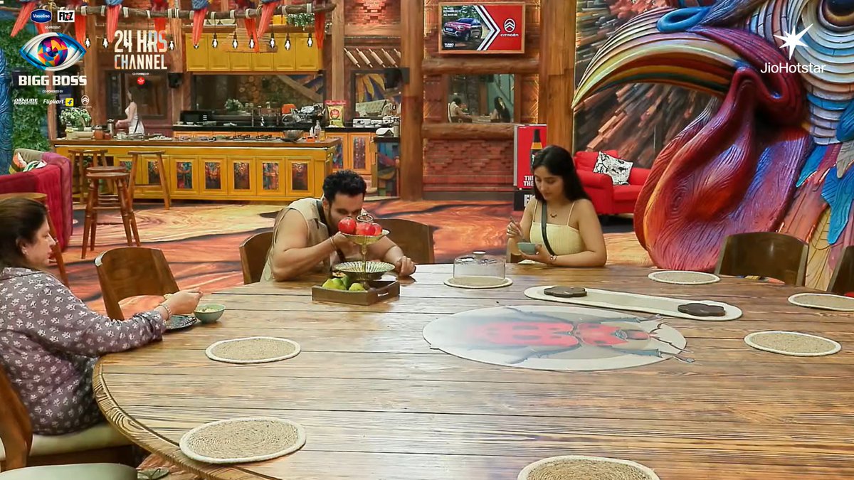 Inhone toh kar diya hai khana shuru. Lekin baaki gharwalo ka kya?🤨

Catch the full story on #24HrsChannel of #BiggBoss19, streaming now, exclusively on #JioHotstar App.

Watch Now: jiohotstar.onelink.me/MB9R/t6c16gbx 

#BiggBossOnJioHotstar #BB19OnJioHotstar #24HrsChannel