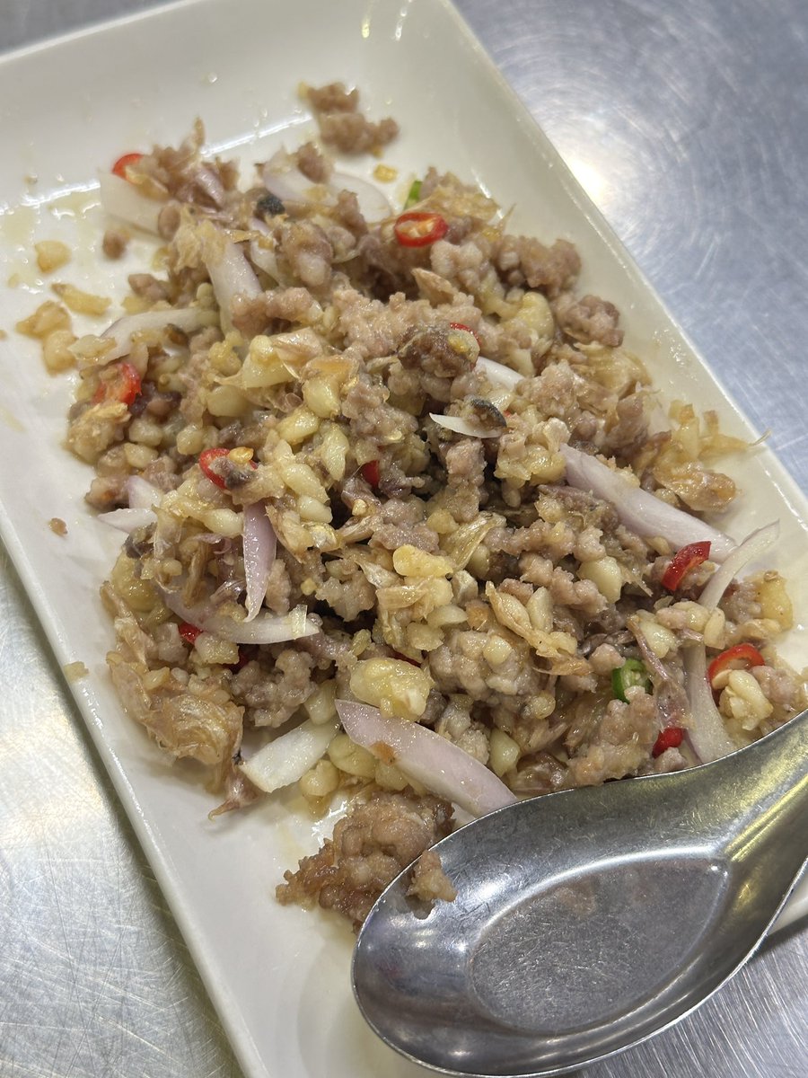 เฮียแบะบางโพ อร่อยมาตั้งแต่ 2504 (เขาบอก) ใครชอบเต้าหู้ทอดต้องมาร้านนี้ อร่อยทั้งแบบทอดธรรมดากับทอดพริกเกลือ กรอบนอกนุ่มในเป็นเนื้อคัสตาร์ดเลย หมูสับต้มบ๊วยเปรี้ยวถึงใจ อร่อยทุกเมนูที่สั่ง ราคาน่ารัก ข้อเสียร้านร้อนอบอ้าวเหนียวตัวไปหมด