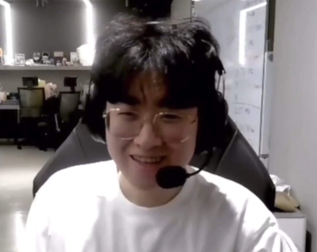 THE GLASSESSSSSSSS !! Just like the owner, gnar is wooje !!!!!! zeus is gnar!!!!