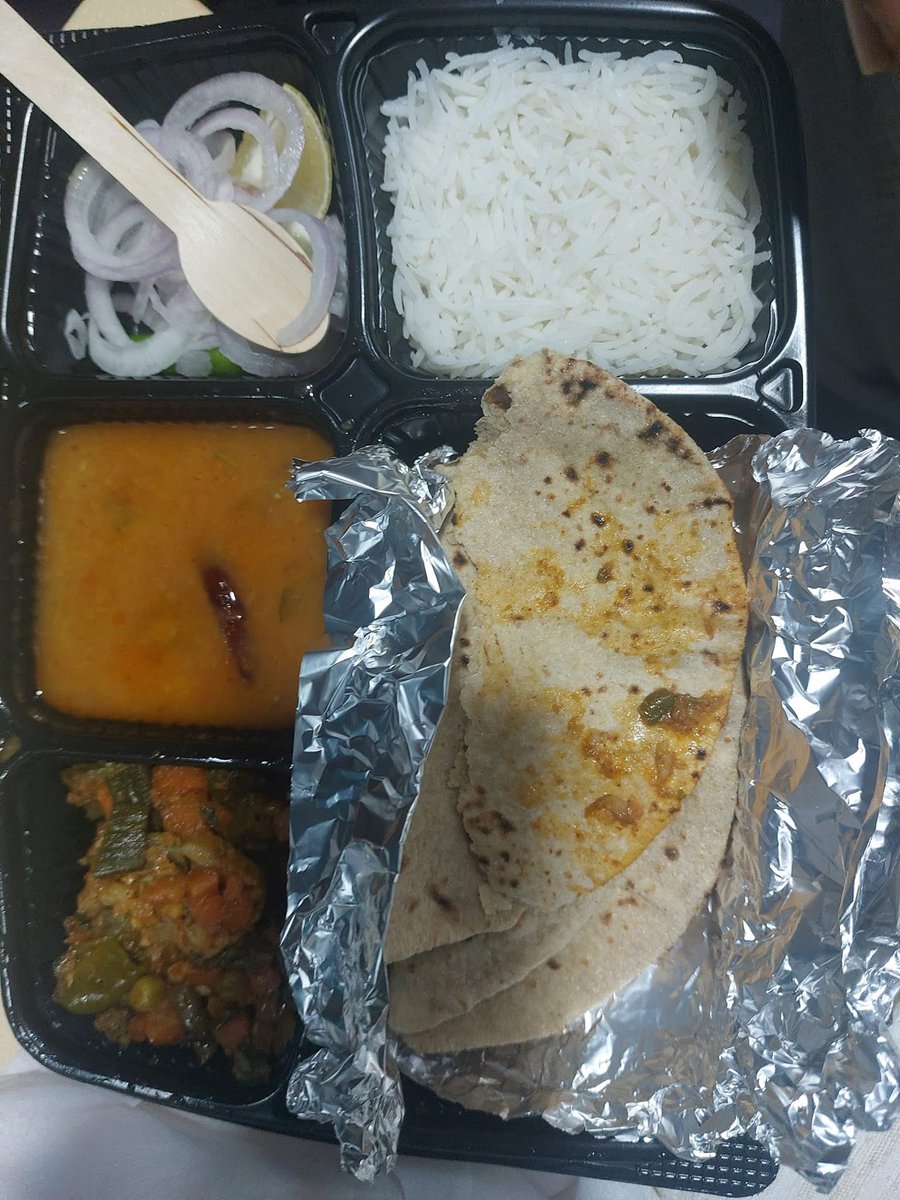 SShekharBJP's tweet image. PNR-2936342999
Trn:12436
Dt:26-08-25
Frm ANVT to PNBE
Cls:3A
P1-G19,11
मेरा भाई जो दिल्ली से पटना ग़रीब रथ से आ रहा था उसने #Railrestro ऐप से स्पेशल थाली मंगवाया जिसका उसने 275 रुपया दिया । लेकिन उसे जैसा की फोटो में दिख रहा है उसे बिना मिठाई ,बिना अंचार,बिना पनीर ,बिना मक्खन के