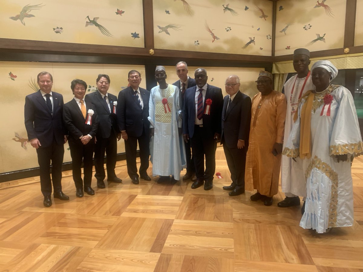 TakemiKeizo's tweet image. 野口英世賞受賞者を囲む総理主催の夕食会に募金委員会代表として出席。マラリア研究の権威であるジムデ博士とTICAD9のサイドイベントの内30が健康に関するものとなり、アフリカと日本の間で産官学の協力もデジタル化やデータサイエンスに基づく具体的なものに発展してきた事につき意見交換した。