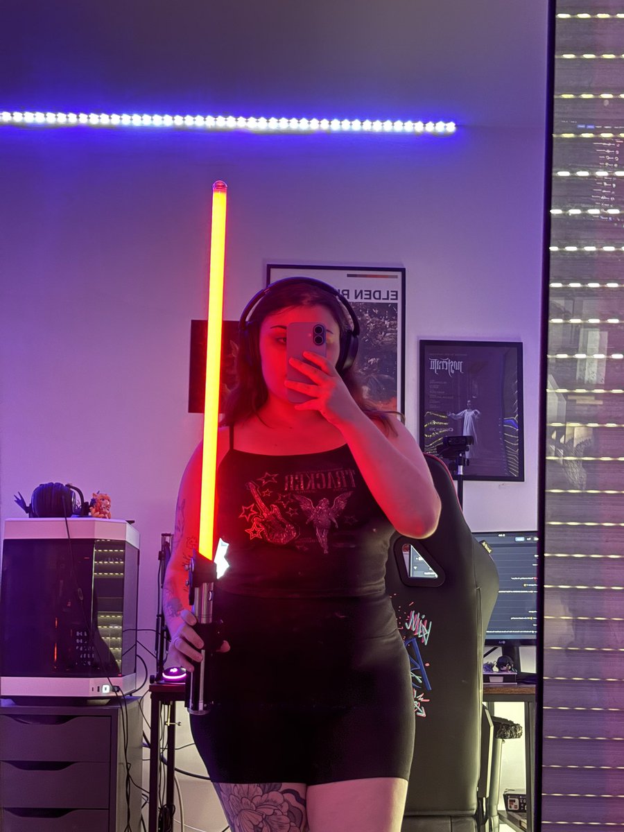 ilo_bee's tweet image. just a girl and her darth vader saber 🖤