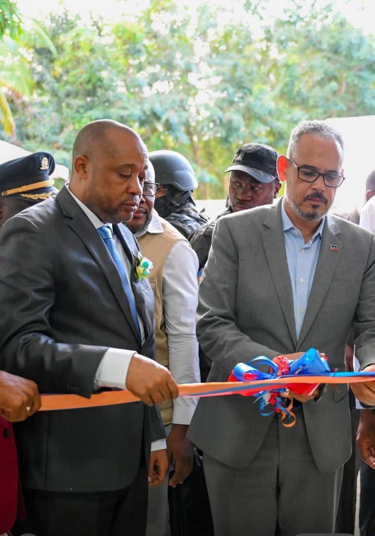 josephlunieOFF's tweet photo. Le ministère de la Santé publique a inauguré un Centre national de production d’oxygène médical à la #SONAPI. Ce projet a été rendu possible grâce au soutien du #PNUD et du Fonds mondial, deux partenaires engagés dans le renforcement du système de santé haïtien. #Lunie #26Août https://t.co/jqLA6iV5LC