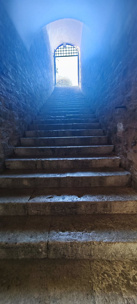 farketmez şarkılar diyarı burası 
keder hep geriye sarar..
susar her şarkı 
ne ayrılık vardır 
ne de kavuşma 
insan hep başa döner