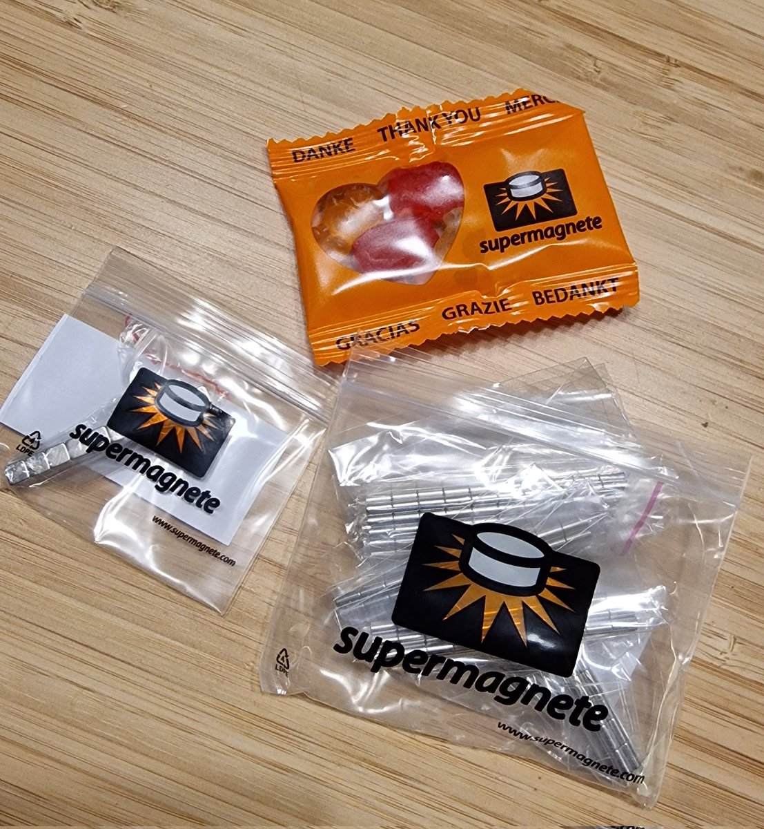 I ordered some magnets from <a href="/supermagnete/">supermagnete</a> which I received today. With my magnets came free of charge additional magnets AND gummy bears. This is what I call luxury service. 👌 Good prices, fast service.