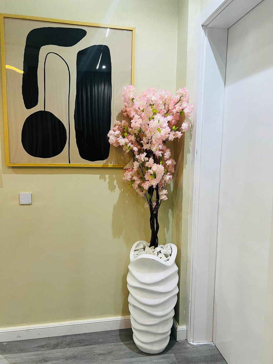 IsijayneLuxury's tweet photo. Dinning table separate from living room
Smart TVs
Rooms ensuite
Queen size bed 
Fully air-conditioned
Fully fitted kitchen 
Swimming pool
Gym
Basketball Court 
Cinemas 
VIP lounge
Free parking space for 1 car
Fully tiled bathrooms 
Secure parking space
Ironing board https://t.co/Jqbyxt5euV