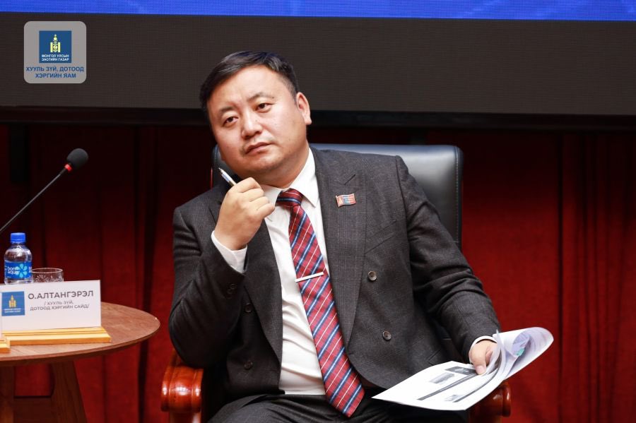 ХЗДХ-ийн сайд асан О.Алтангэрэлийг өнөөдөр Т.Хасбаатар мөрийтэй тоглоомчин гэж жиргэсэн байна 🙀🙀🙀