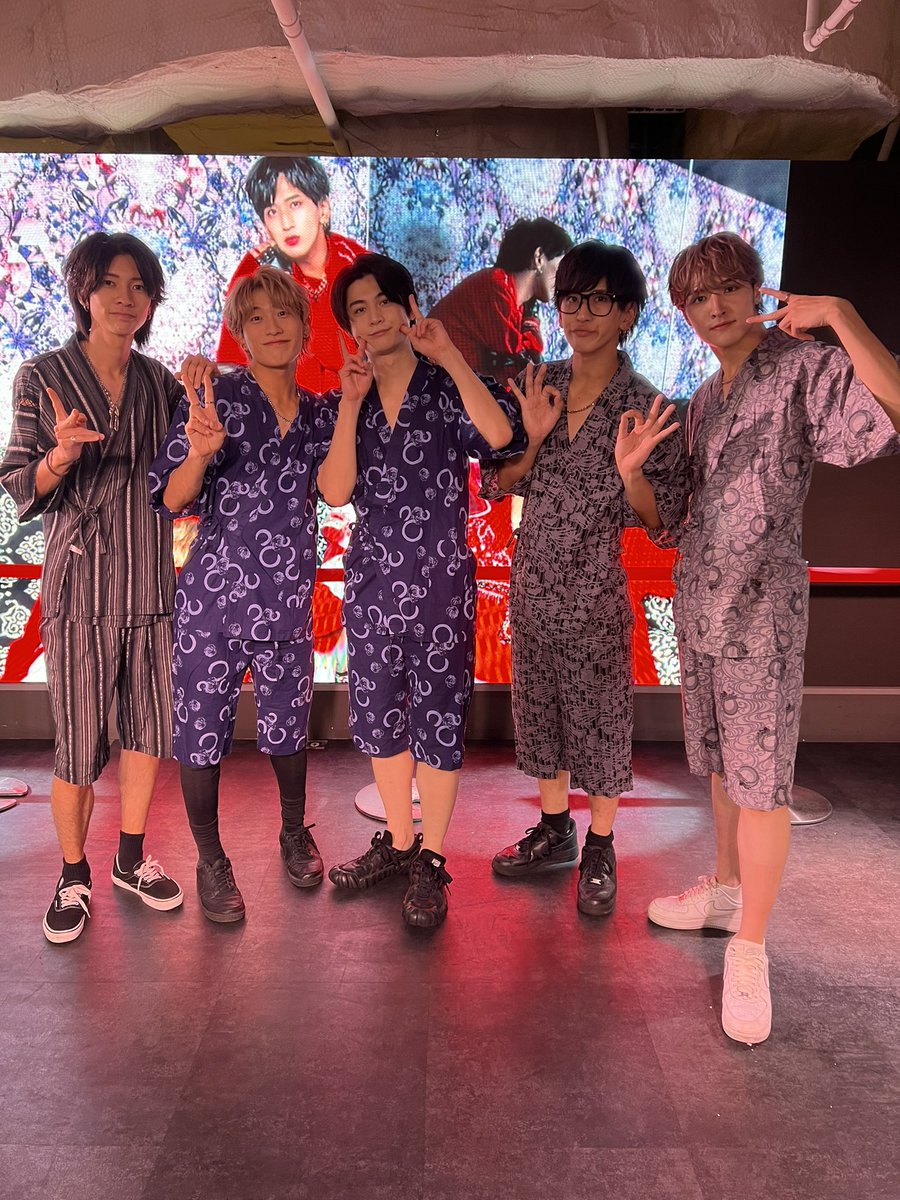 【開催御礼】

#NOXOVER

NO X OVER様の9/23発売「Perfectly NOVA」リリースイベントをCROSS STAGE SHIBUYAにて開催しました👏✨

ご来場ありがとうございました😊

甚平の姿でのお写真です❣️
ハイチーズ📷✨

#シブレコ
#渋谷レコード
#クロステ