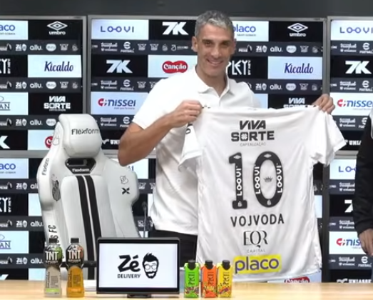 juss422's tweet photo. Vojvoda começa coletiva no Santos se emocionando ao falar da família. https://t.co/NTAlpZpi71
