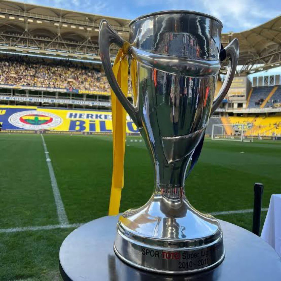 Hayaller ve Gerçekler!

2010/2011 Sezonu’nun Şampiyonu Fenerbahçe’dir!
•Fenerbahçe, şampiyonluğu alnının akıyla kazanmış,
kurulan kumpasları da yerle bir etmiştir!
•Tarihi kupa, bugün hala şan ve şerefle müzemizde durmaktadır…

2010-2011’den bu yana işler kendi adlarına kötü