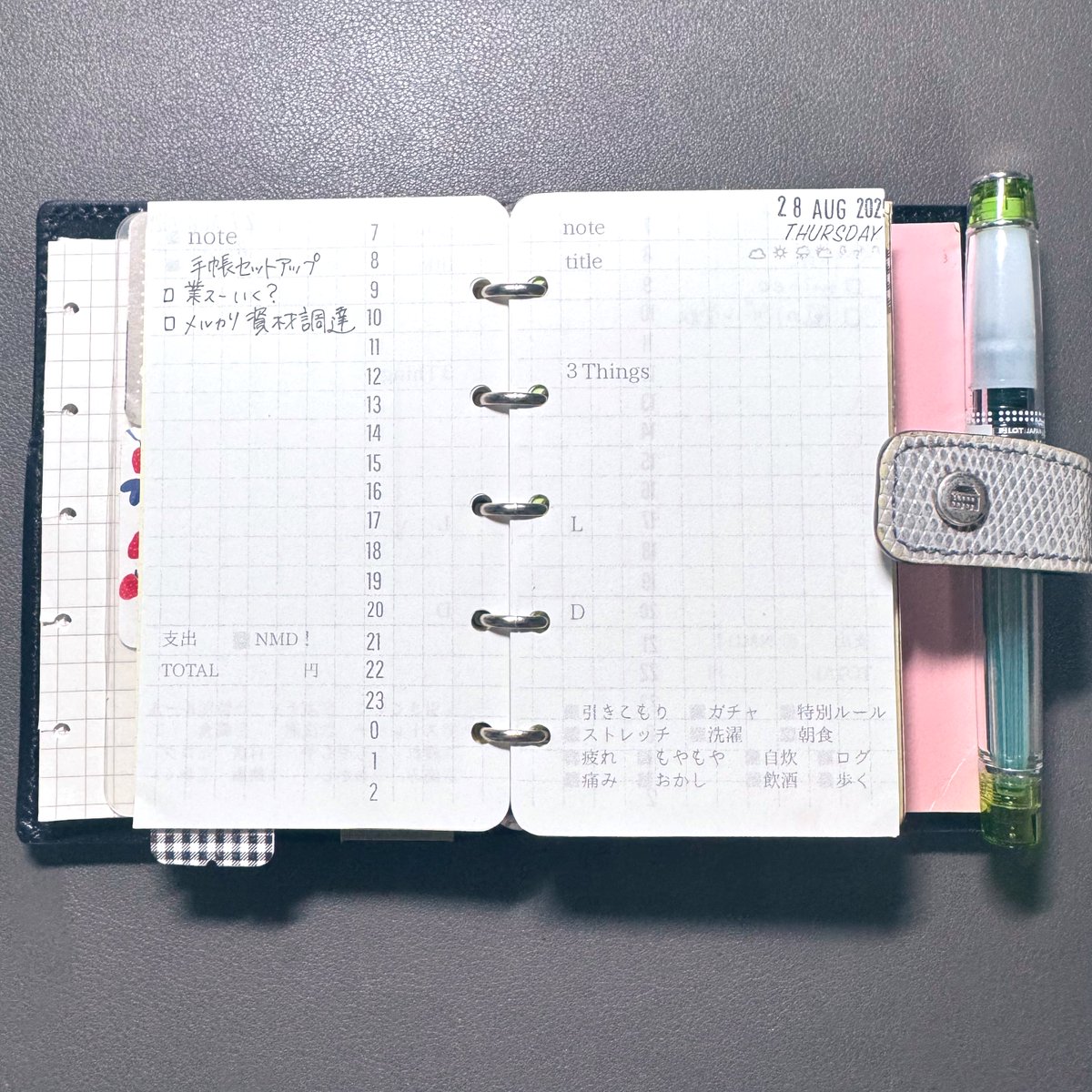 minon_notes's tweet image. #手帳の中身を一面だけ見せる会

モザイクかけるの面倒だったので、未来の日で失礼します🔮

自作のデイリーログ、M5見開きにこれでもかと記録したい要素をぎゅーぎゅー詰め込んでます
タスクや予定、支出ログ、noteのこと、3行日記、食べたもの…

雑記は別のページに書いてます📄

#いまる民