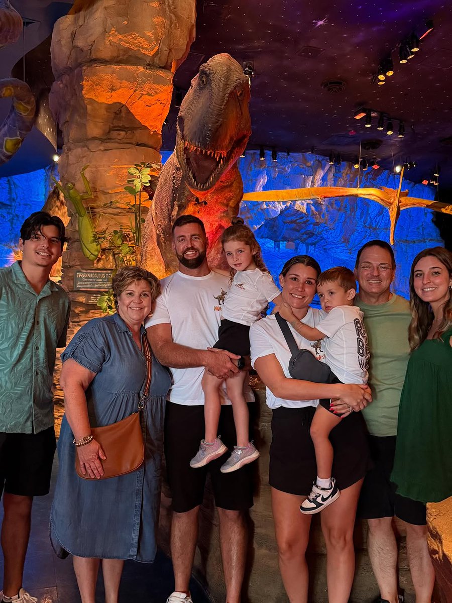 A trip to T-Rex Cafe is fun for the whole family! 🦖❤️