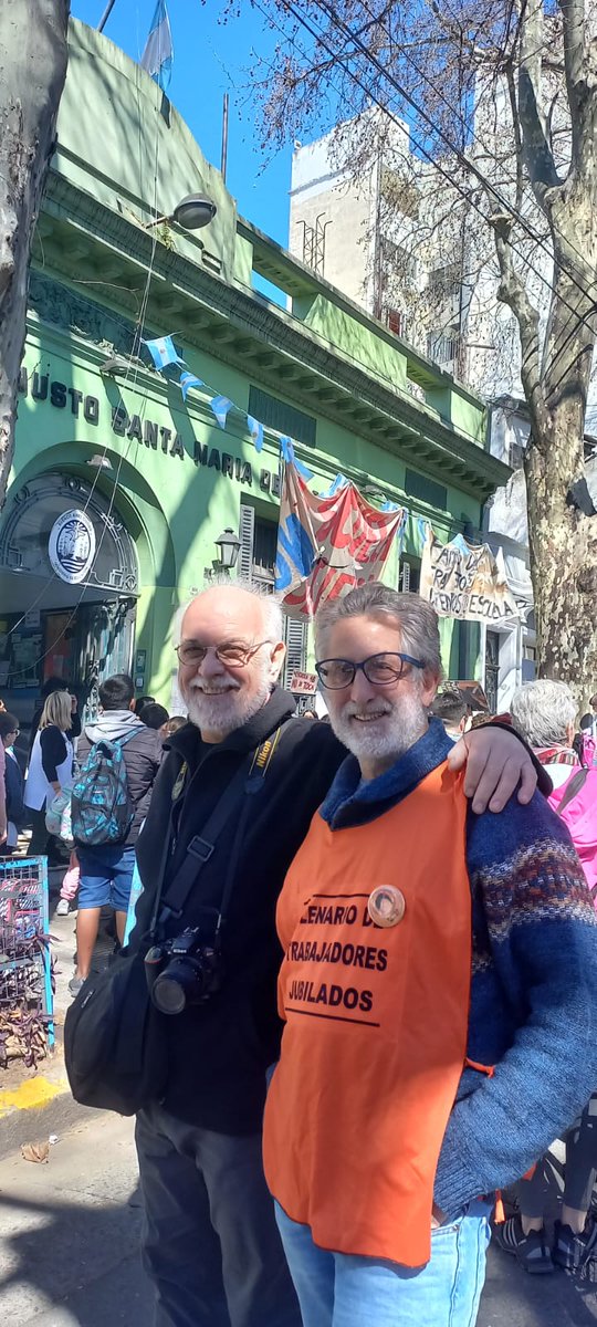 Los jubis dando su apoyo a la escuela de Alvarez Jonte 1964. La escuela pública no se cierra, la escuela pública se abraza
Padres y docentes fueron notificados que el próximo año la escuela primaria del barrio de La Paternal dejará de existir tras 100 años de historia
#FueraMilei