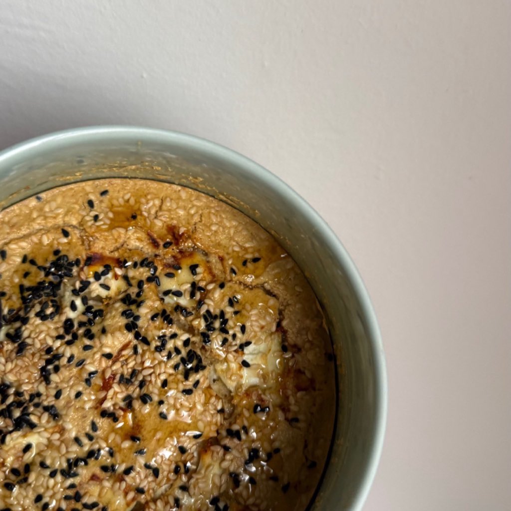 الي باقي م جرب شوفان الجبنة والعسل! فاته الكثير

المكونات: 

٤٥ جرام شوفان مطحون 
١٠٠ مل حليب 
بيضة 
باكينج بودر وفانيلا وملح رشه 
وعلى الوجه جبنة قريش او كيري وسمسم وحبه بركه وعسل
١٥ دقيقه بالقلايه الهوائية وبالعافية❤️‍🔥❤️‍🔥