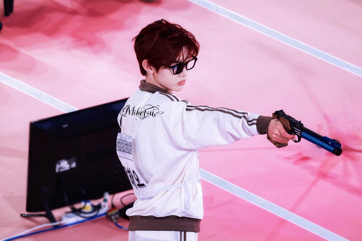 Center, 1st Chinese P01 on Korean show, teacher, violinist, number 1 in his whole school, only been a trainee for less than 2 years and already an amazing dancer and singer, has amazing stage presence, most awarded 5th gen idol, ace at pistol??
#장하오 #章昊 #ZHANGHAO #ジャンハオ