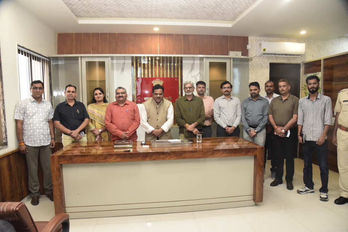 An open discussion was held in a meeting with the Chairmen and Secretaries of 267 Gaushalas regarding relocation of homeless cows and bulls in Didwana - Kuchaman district. 
In the meeting, all the members took an oath for not leaving a single cattle homeless on roads.