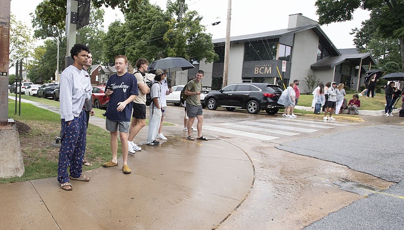 AzizaRosy's tweet photo. University police guided students away from the library and into the nearby student union, one student told KNWA News in an on-air interview. Other buildings went into lockdown with students and faculty barricading themselves in place
https://t.co/5PSUUOHG7h
#UniversityofArkansas https://t.co/UpD3yu5WY8