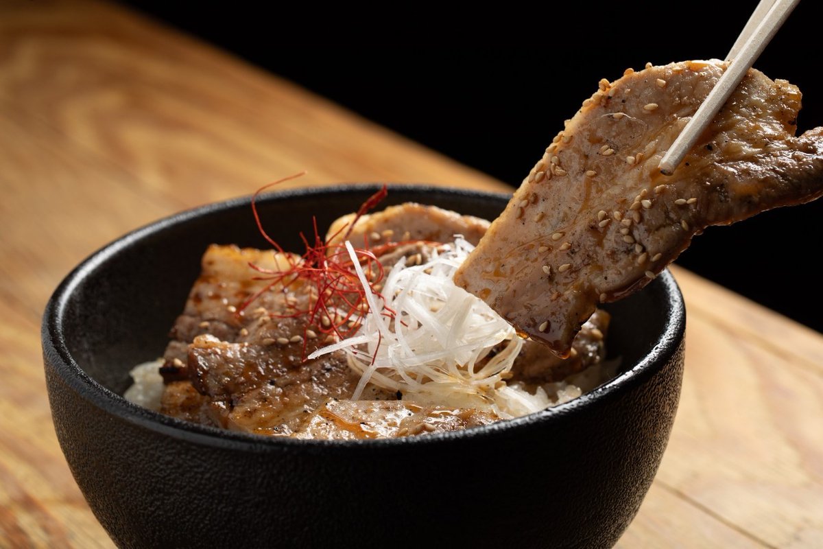 本日もご来店ありがとうございました。

プロレス観戦後のお客様がたくさん😉

オープンからの看板メニュー『エビスコ丼』のオーダーをたくさんいただきました。厚切りの豚バラ肉をエビスコ特製のタレで焼き上げます。
是非お召し上がりください😉

KUDO、井上でご来店お待ちしております。
#ChocoPro