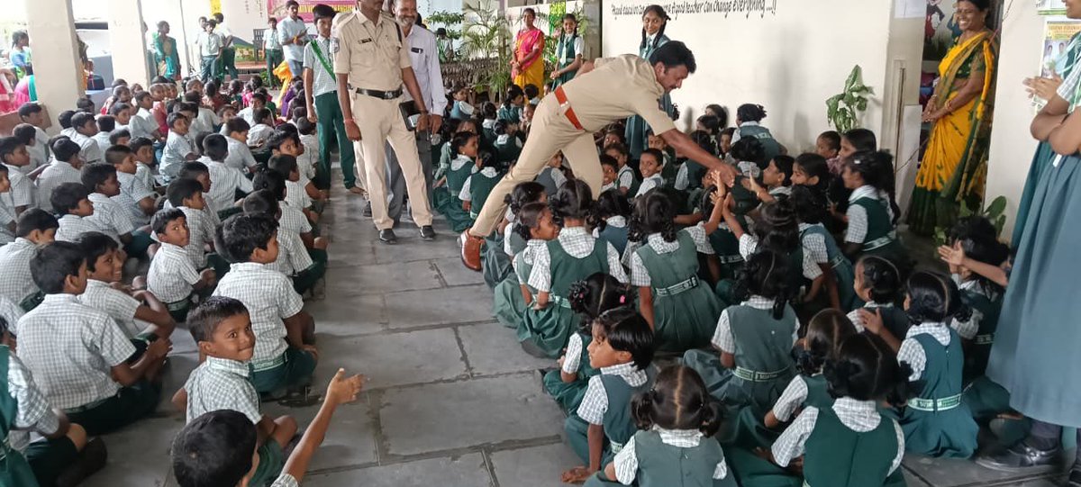 KAZIPETACP's tweet photo. Shaking hands with the future hope of Bharat Matha in connection with distribution of Lord Ganesha idols made up of clay.. https://t.co/uCVO0wNc0N