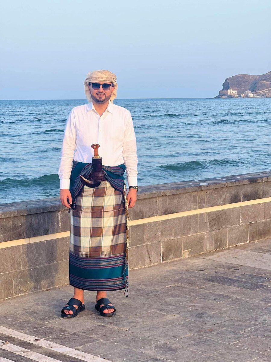 لايوجد عمل يكون على رأسه إلاوتجد فيه من الصدق والاخلاص والصدق والامانة، 
هذا الرجل سيكون أيقونة عملية يحتذى بها لقاطبه كبيرة من الكوادر العلمية الشابه فالجنوب، 

والله وبالله اني لاأجيد التطبيل ولكنها قناعه مطلقه اقولها، سيكون له مستقبل مشرق وكل من يسير على نهجه  .