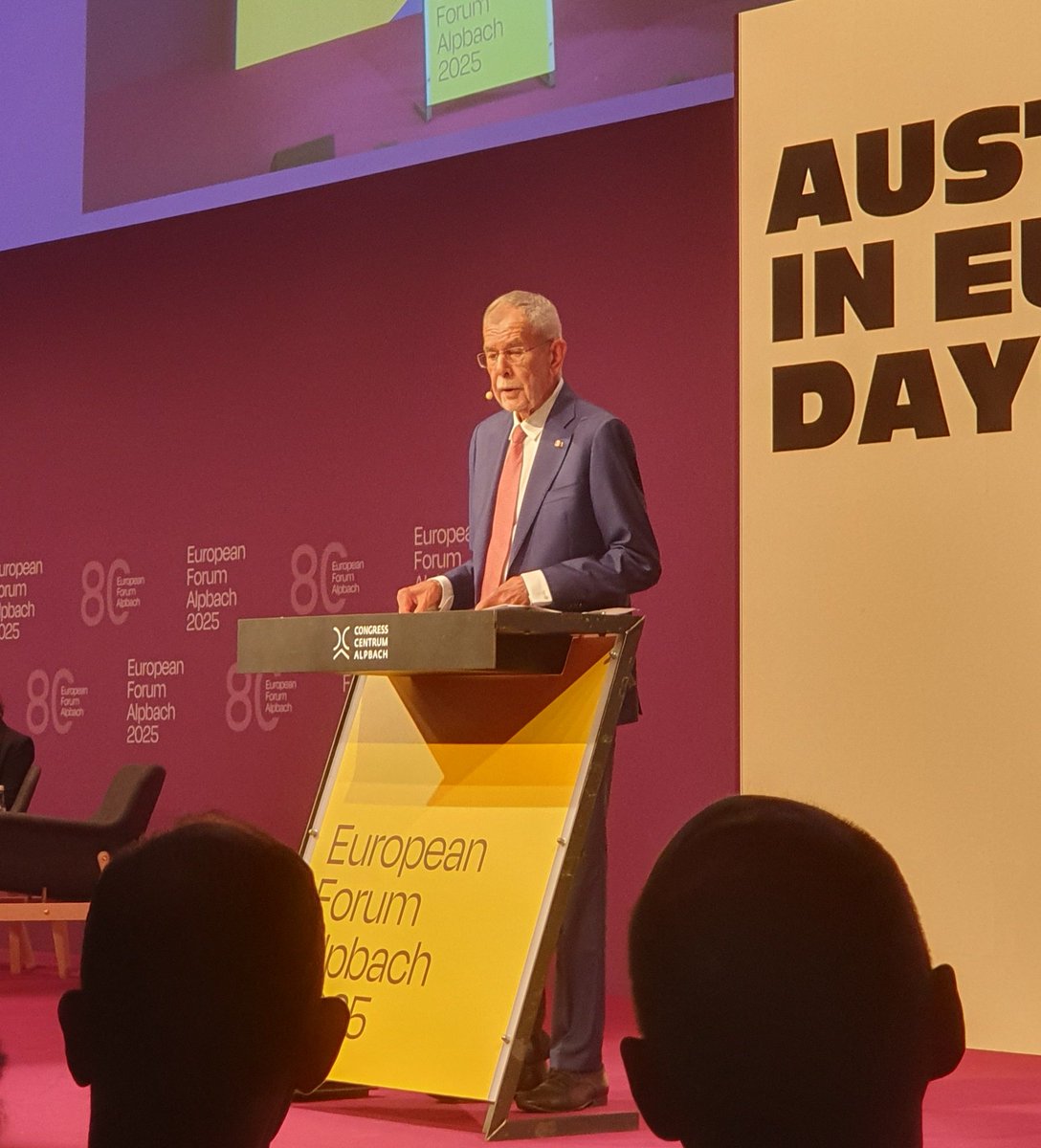 DerMaerzAT's tweet photo. Van der Bellen beim #efa25: Die #EU spielt eine wichtige Rolle in der Sicherheit des Baltikums!
#Russland ist großteils leeres Land, das BIP der EU ist 10x so hoch und dir Bevölkerung 3x so hoch. Wir sollten es nicht überschätzen.
#efa2025 https://t.co/SJF1Q6BuYP