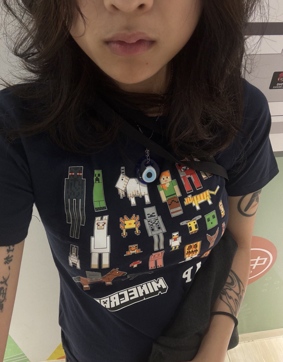 マイクラのtシャツガチ気に入ってる。今日も着た。
