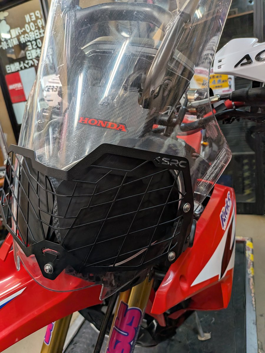 ＣＲＦ２５０Ｌラリーも仕上がってきました。お客様のバイクもぞくぞくとメンテナンスです！
KICKSさんのスペシャルフロントフォークも組み込まれ、オイルはスピードハートのリバーレ耐久レースには絶対的信頼です。レジェンド池町さんに楽しんでもらえる様にもう人踏ん張り(^o^)