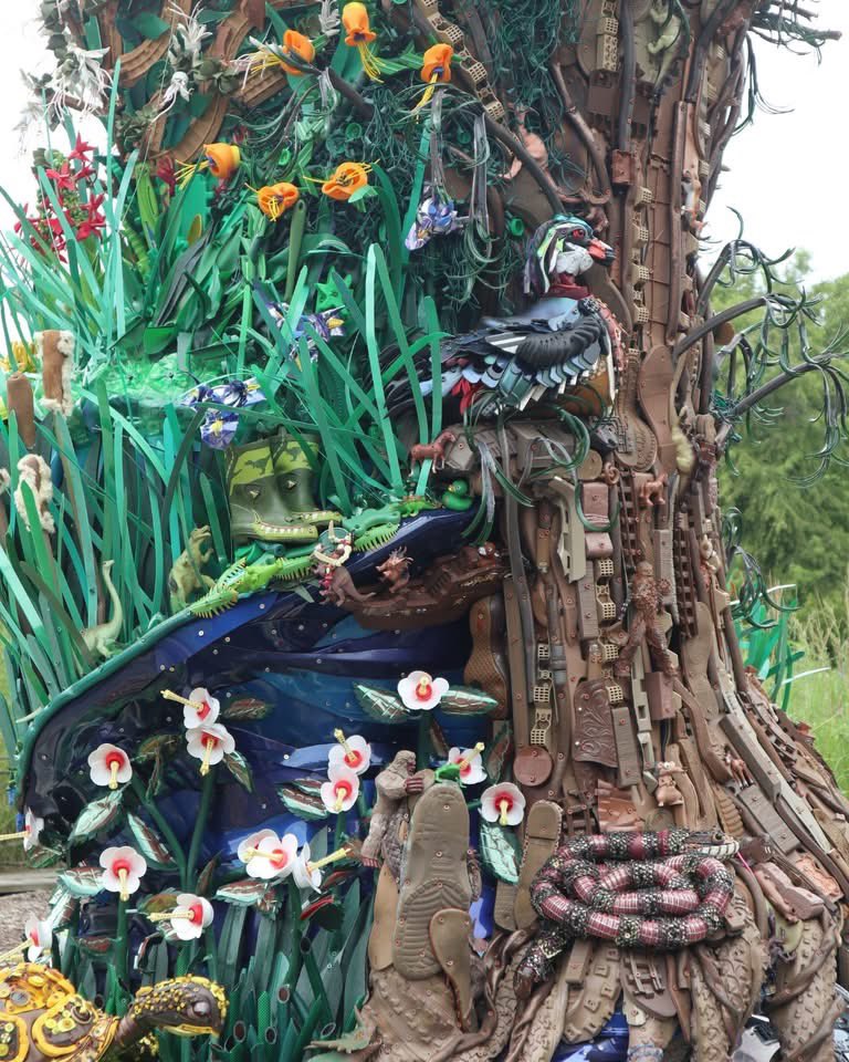 Watershed Tower by Angela Hazeltine Pozzi is an amazing sculpture crafted from reclaimed plastics. Now on display in the WOW Children’s Garden Grain Plain, it’s the perfect I-Spy adventure! How many hidden treasures can you spot? Comment below 👀🔍