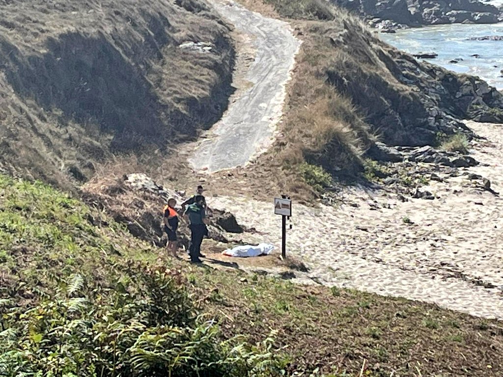 ÚLTIMA HORA | Falece unha muller na praia de Lires, Cee. Un home e un menor foron rescatados con vida e trasladados ao hospital, os tres foron arrastrados pola corrente.
Pese aos intentos por reanimala, a muller faleceu pouco despois de ser rescatada da auga.