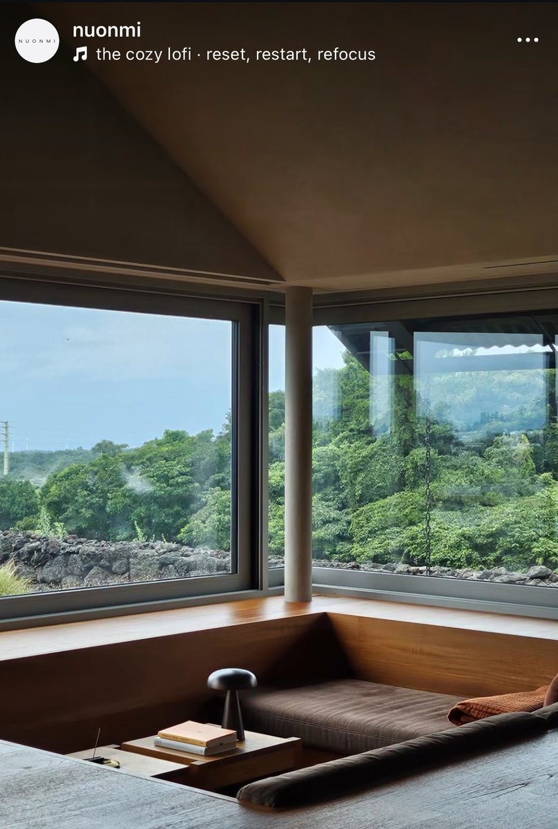 แจฮยอนไปพักผ่อนที่ nuonmi บนเกาะเจจู เป็นที่พักในคอนเสป living space เน้นพักผ่อนอยู่กับธรรมชาติจริง ๆ เป็นบ้านทั้งหลังตกคนละ ≈ 15000 บาท 🫶🏻